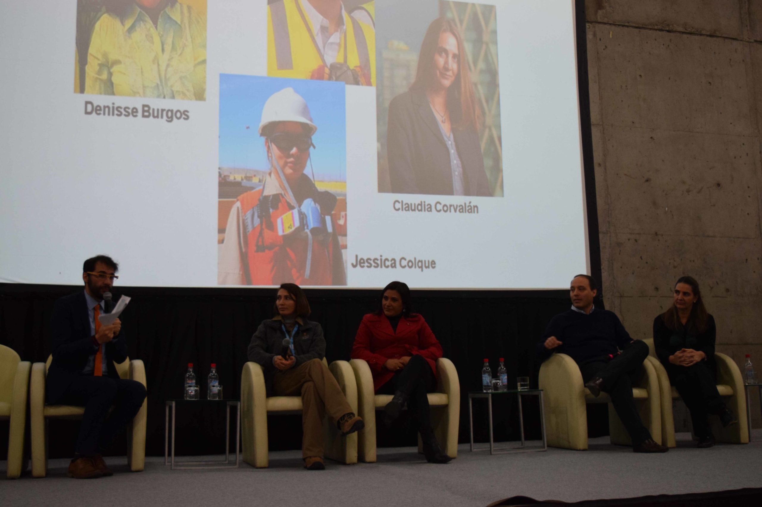 Operadora de camión contó su historia laboral frente a alumnos de Educación Media