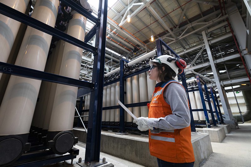Participación de mujeres en la minería llega a un 18% y contratación alcanza récord histórico paritario