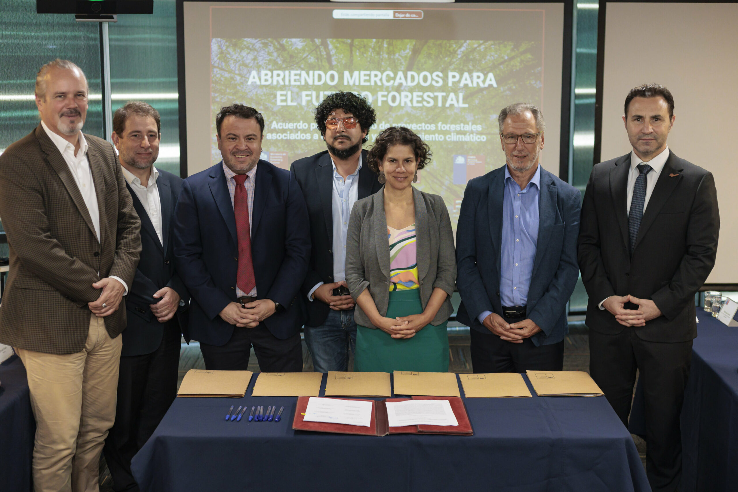 Gobierno firma acuerdo con privados para abrir mercado de bonos de carbono a pequeños y medianos propietarios forestales