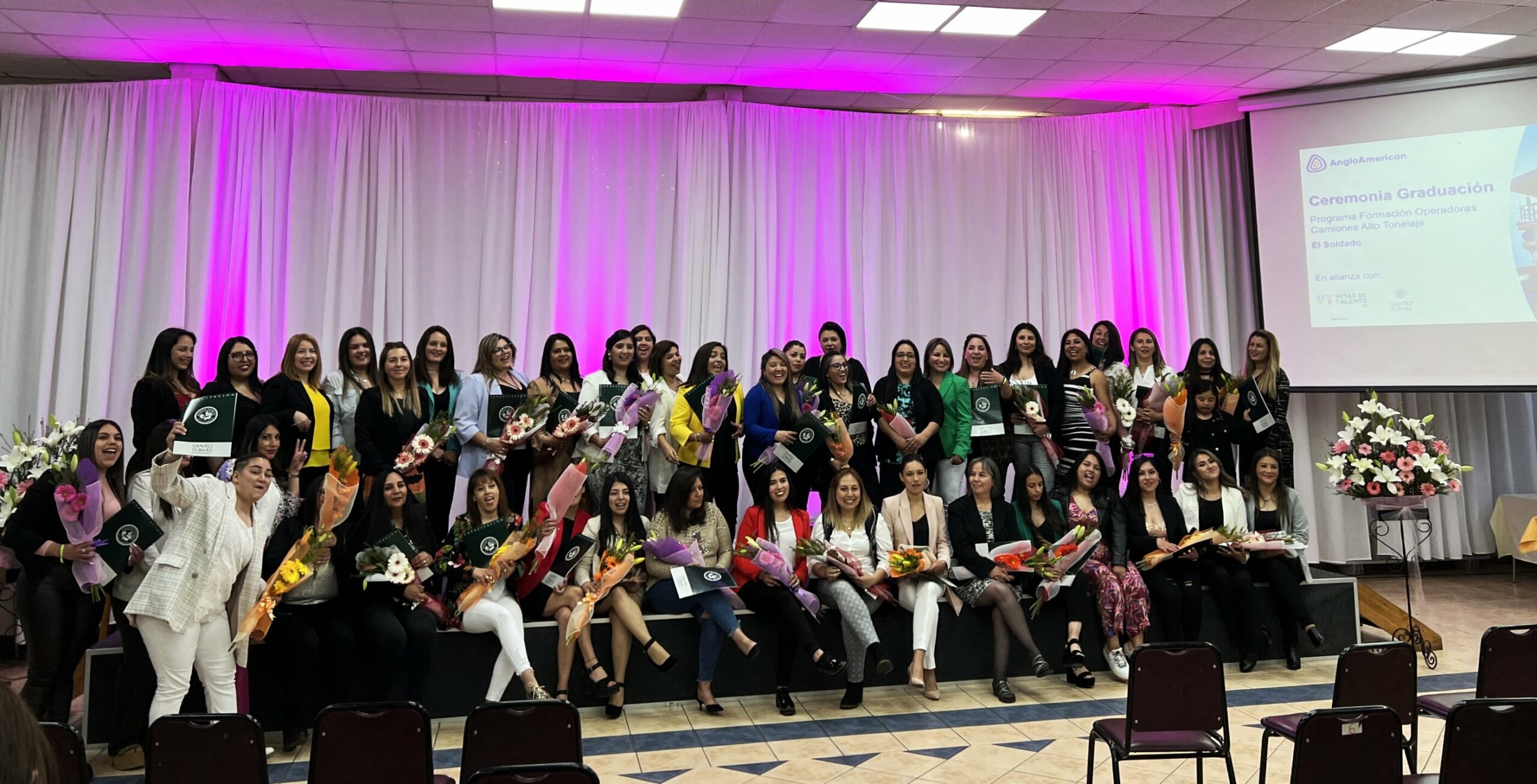 Con 48 graduadas culminó programa de operadoras para camiones de extracción