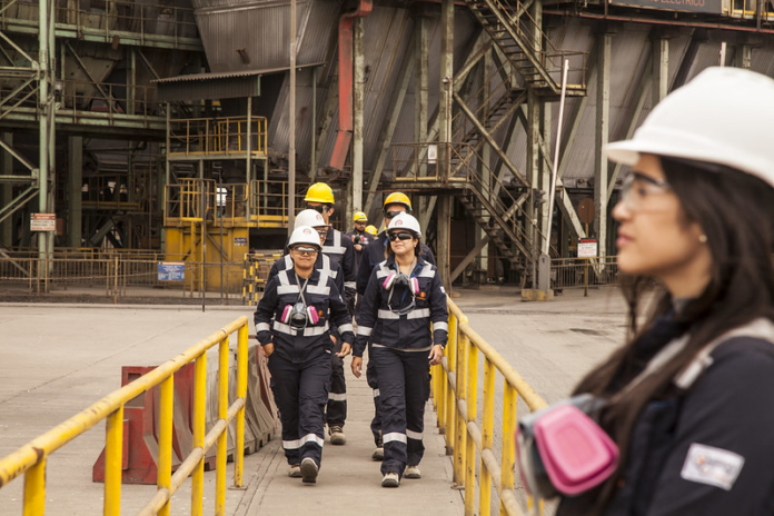 Contratación de mujeres en minería se duplicó en los últimos tres años