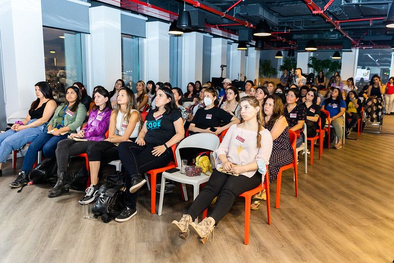 Talento Digital para Chile cumple cuatro años con más de 14 mil becas de reconversión y especialización digital