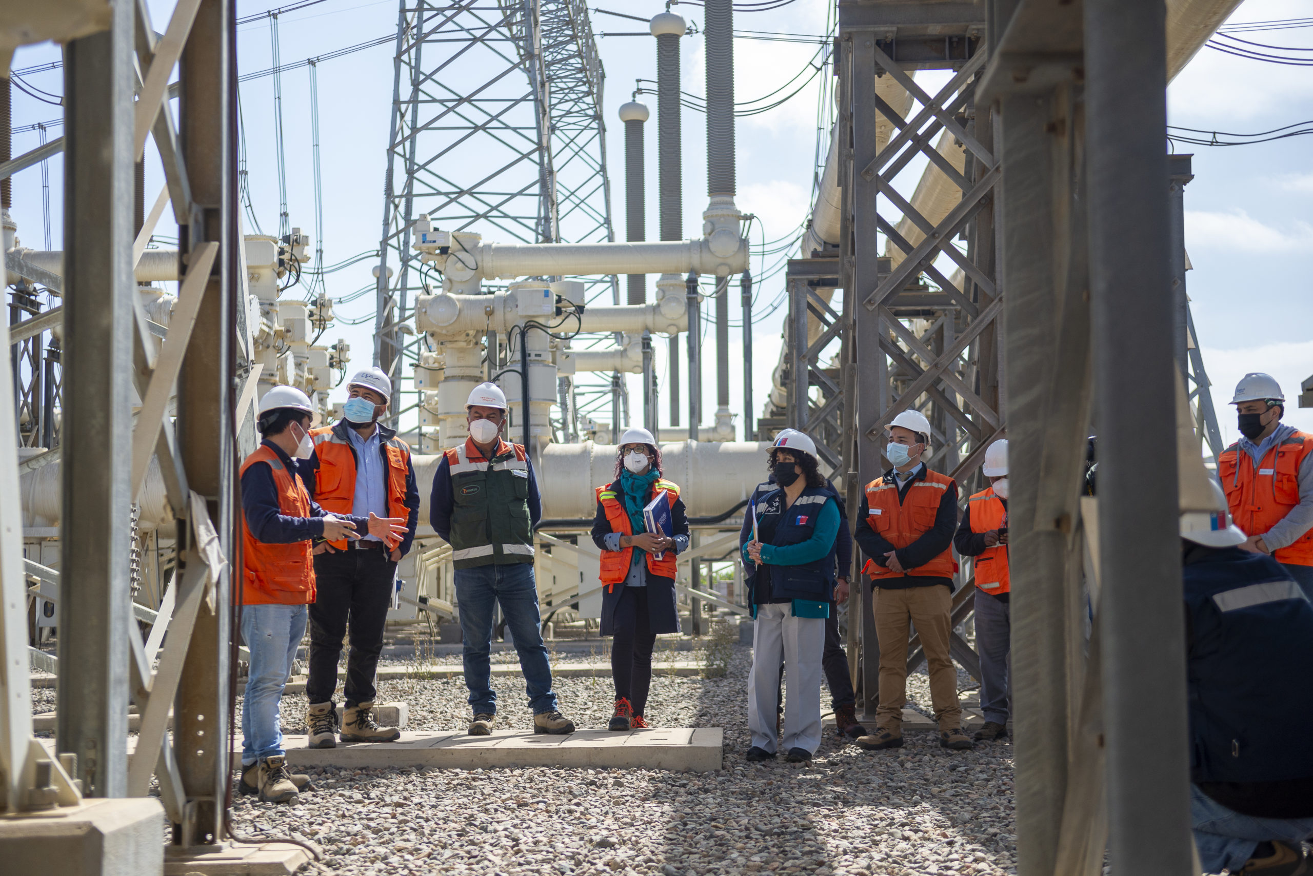 Empresas de energía abren sus puertas a docentes de liceos TP para potenciar la formación de los futuros técnicos del sector