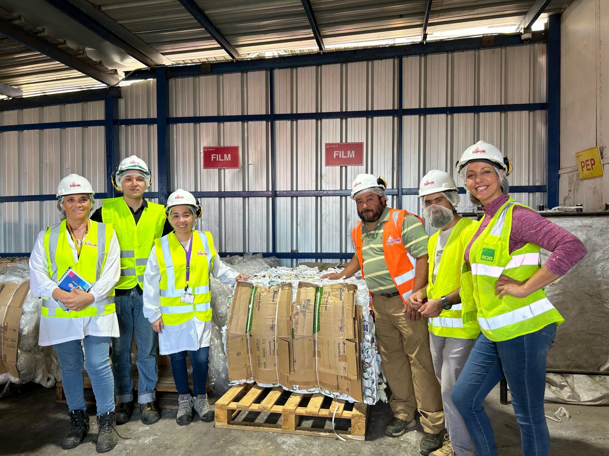 Más de 300 estudiantes y docentes de San Antonio se capacitaron en reciclaje de plásticos