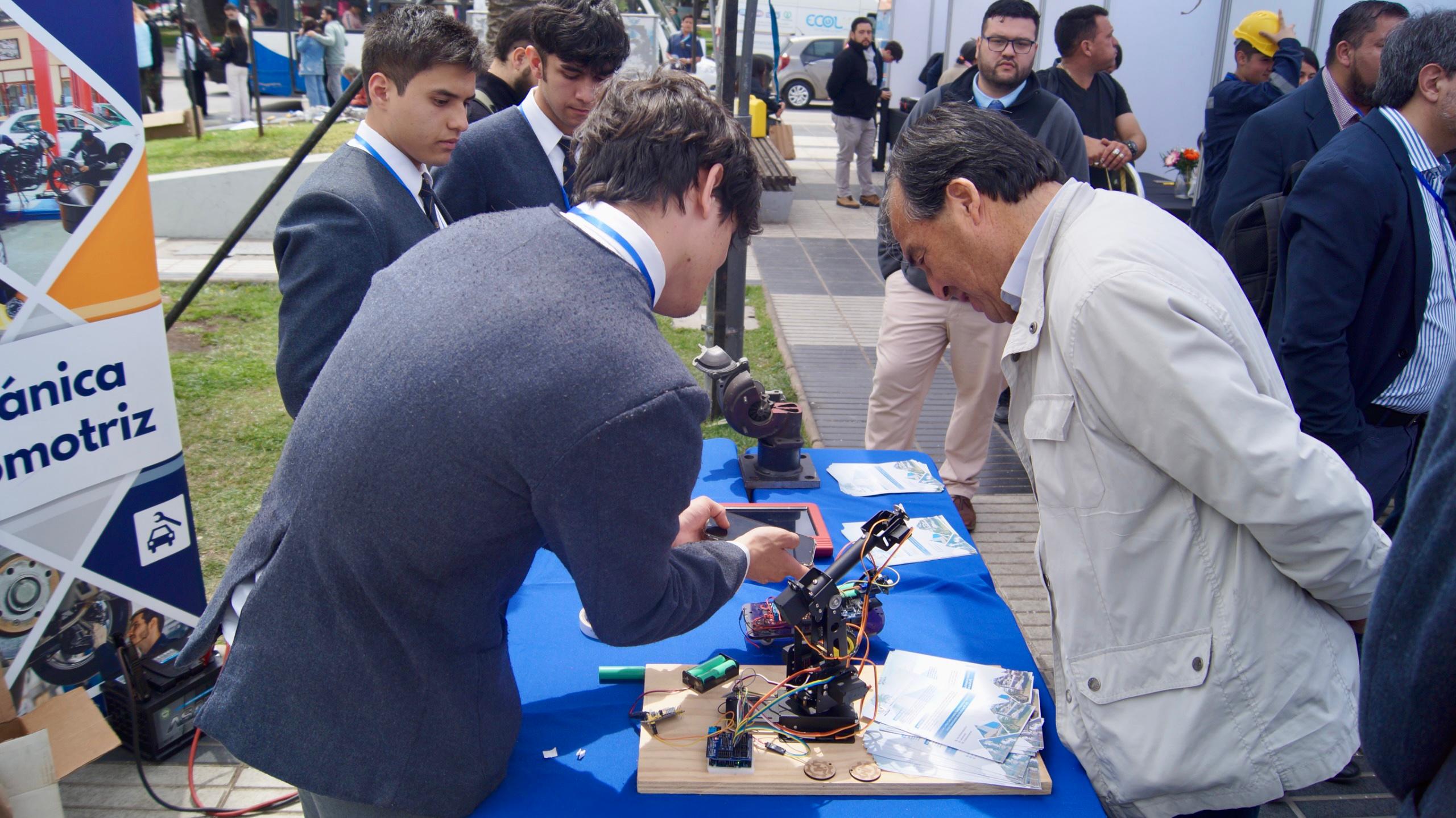 Estudiantes de la Región de Valparaíso protagonizan feria que destaca los avances de la Educación Técnico Profesional