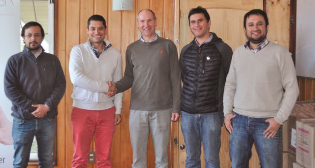 Salmonexpert firma alianza con Fundación Chile