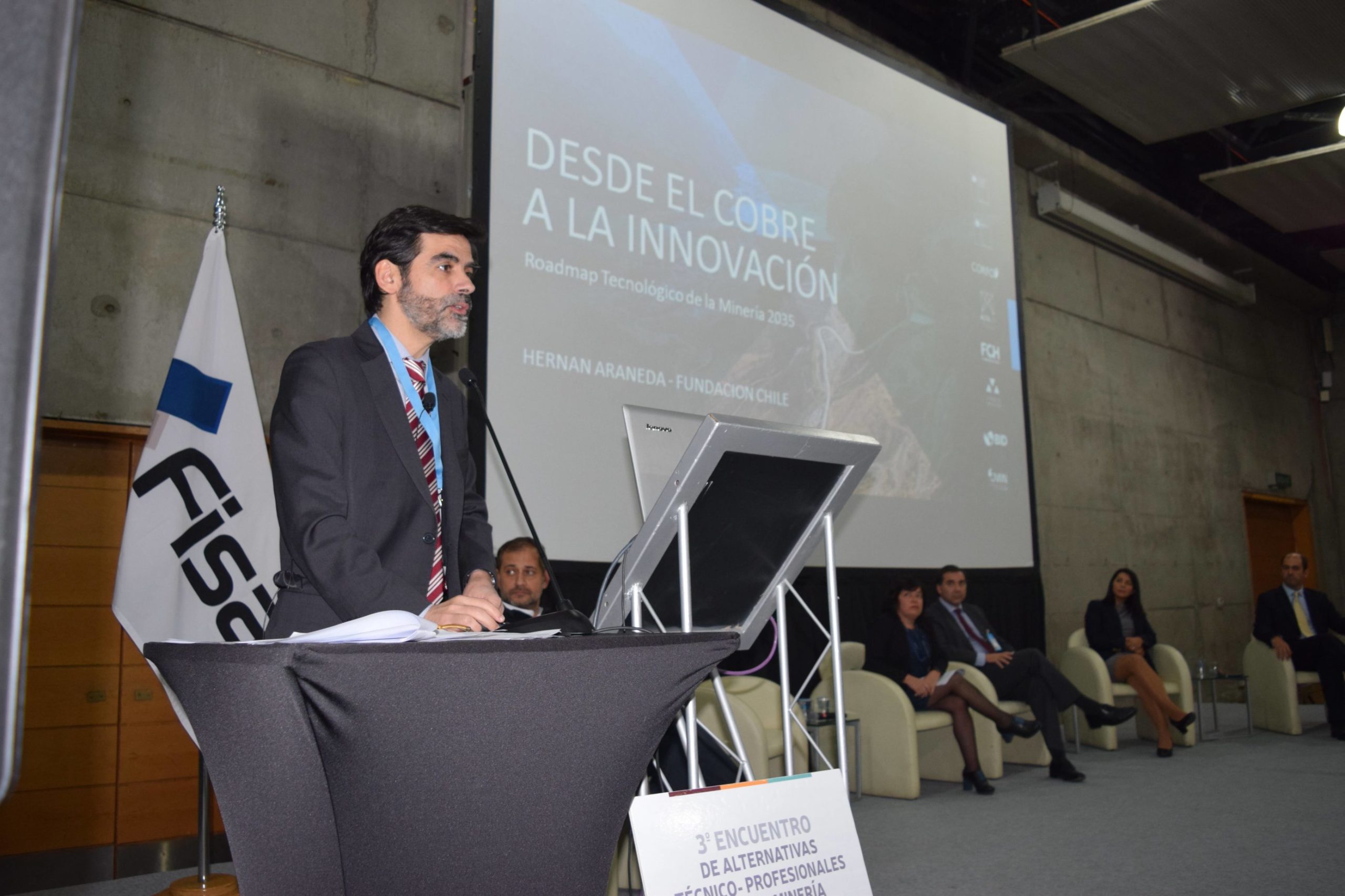 Hernán Araneda entrega claves a profesores de cómo reducir la brecha con el mundo laboral
