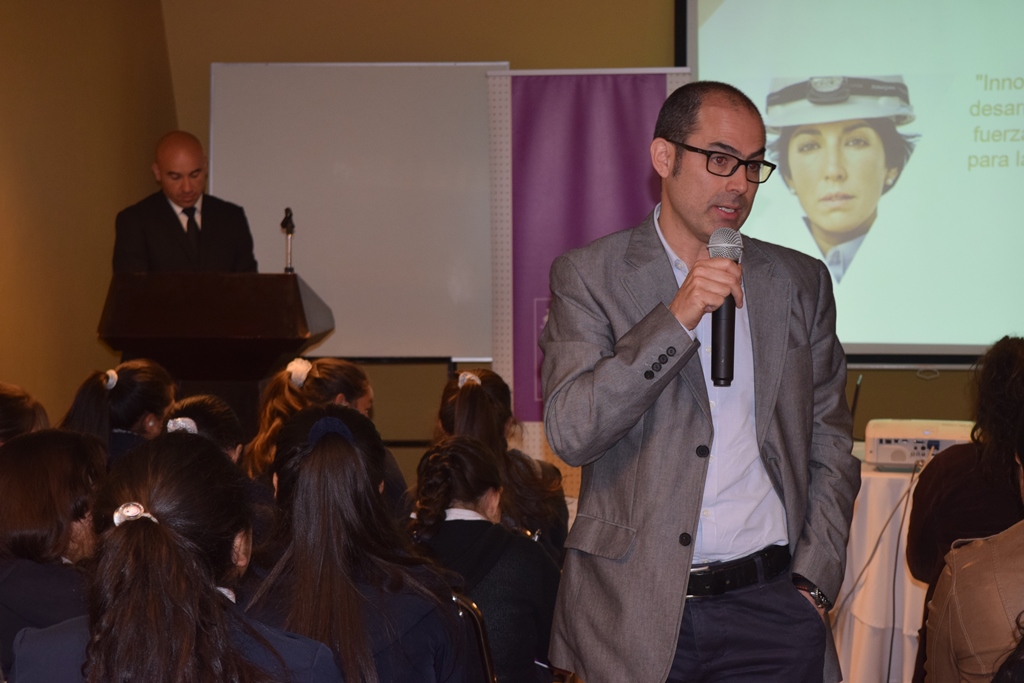 VetaMinera expone en seminario de SERNAM sobre minería