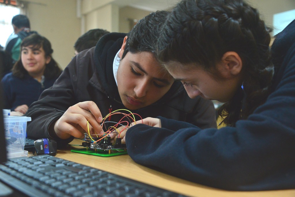 Estudiantes de Quilicura miden la calidad del aire de su comuna a través de programación de arduinos