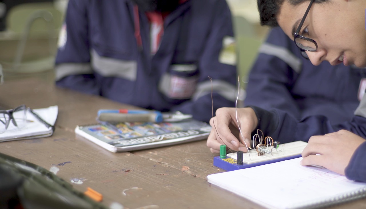 La Formación Técnico Profesional: Clave para Reducir el Desempleo Juvenil en Chile