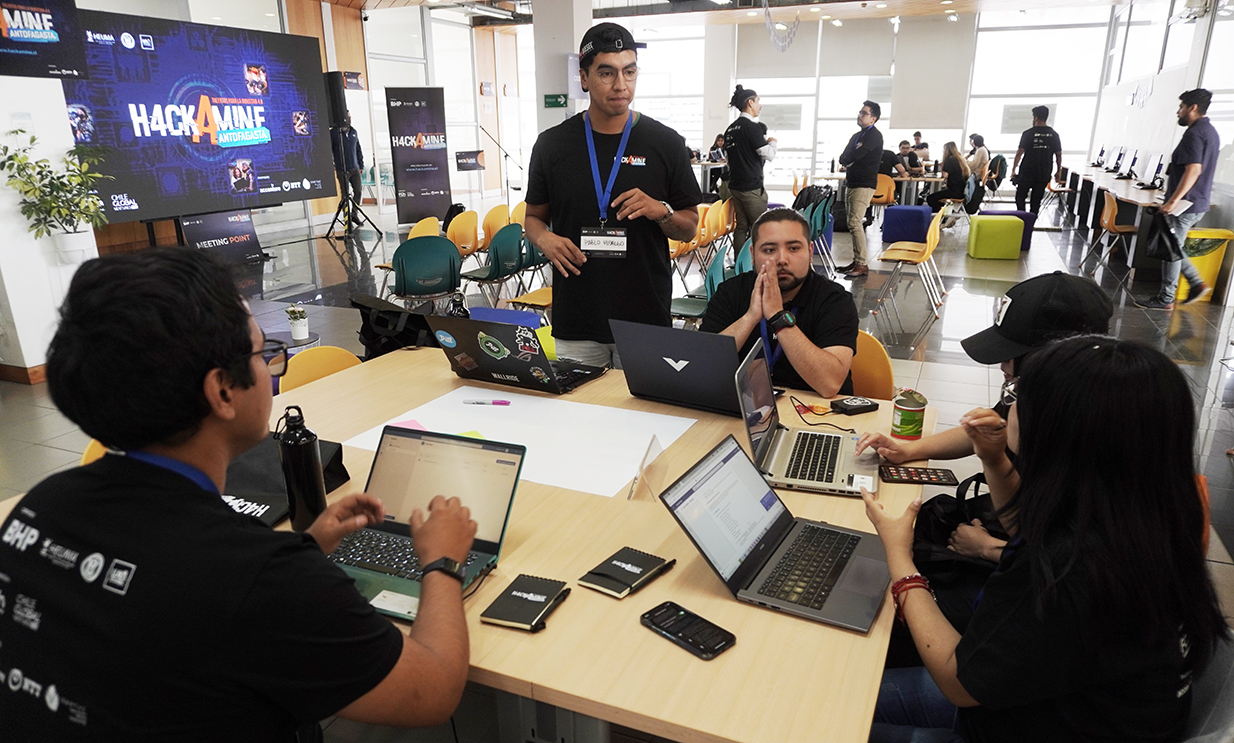 Hackamine 2022 convoca récord de más de 110 estudiantes y 30% de mujeres en su primera versión en Antofagasta