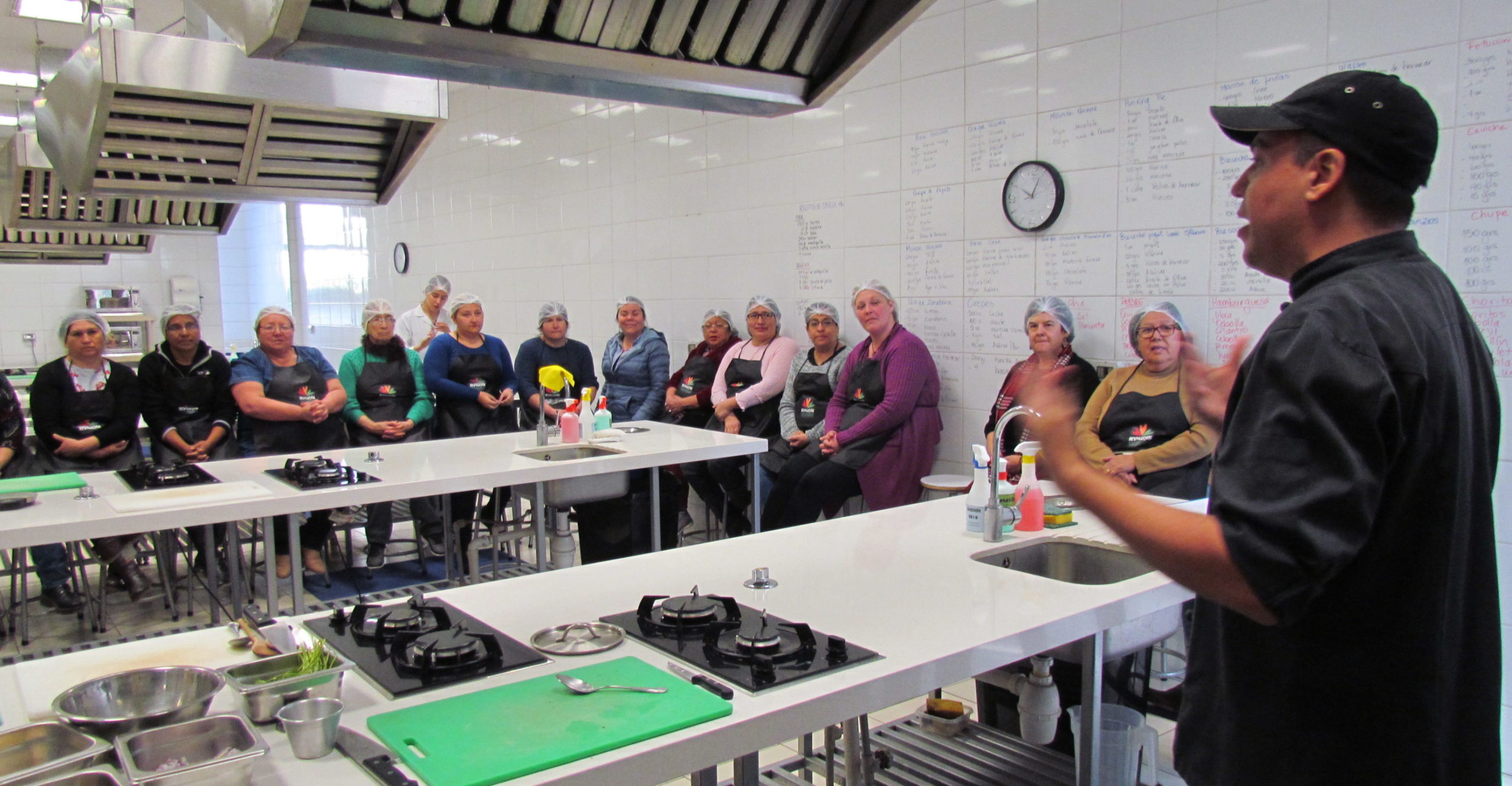 Padres y apoderados de colegios de la comuna de Lo Prado aprenden a cocinar productos del mar