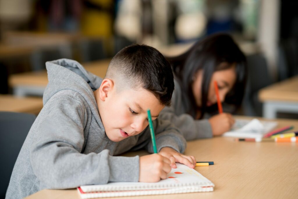 Informe internacional de la OCDE destaca prácticas pedagógicas basadas en evidencia con participación de escuelas chilenas