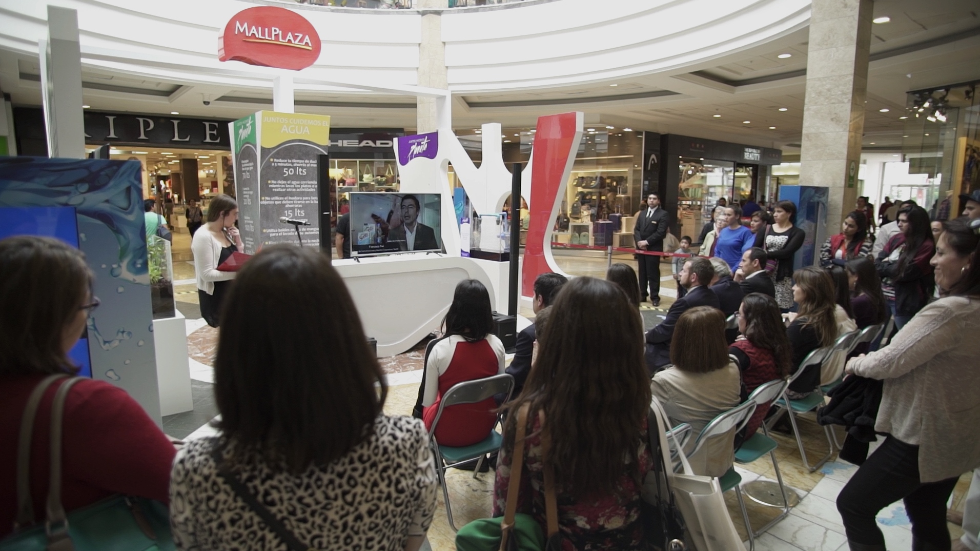 Suizagua Andina Chile inauguró la “Plaza del Agua” en Mall Plaza Vespucio