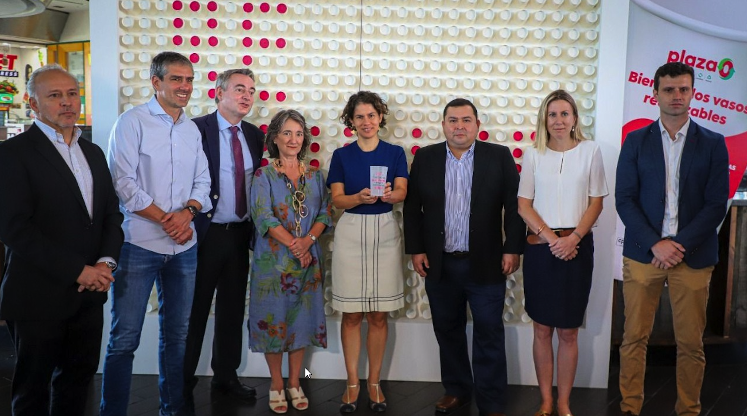 Campaña pionera en Chile incorpora vasos reutilizables para evitar los desechables en patios de comidas