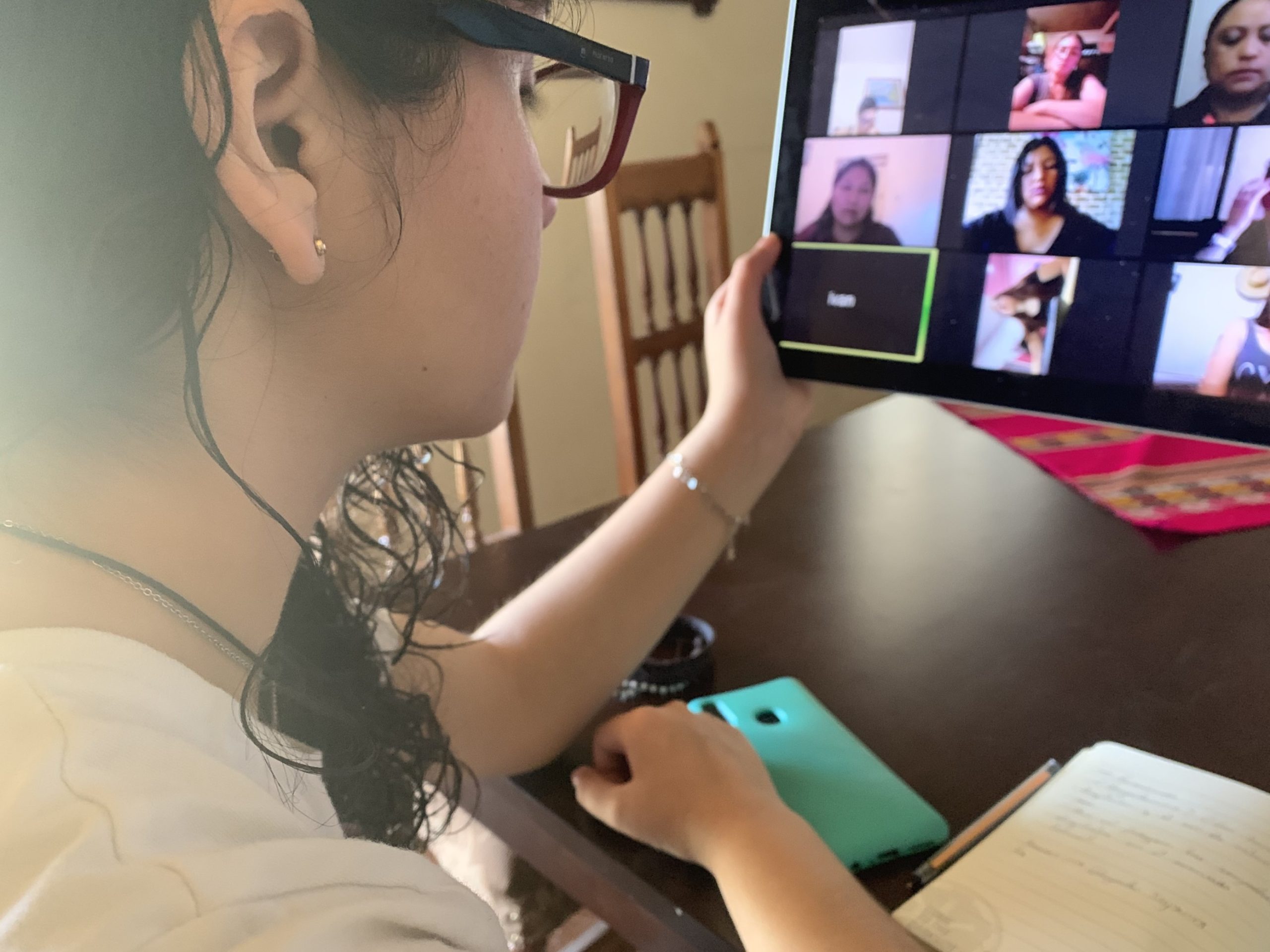 Familias de María Elena se capacitan en uso de herramientas digitales
