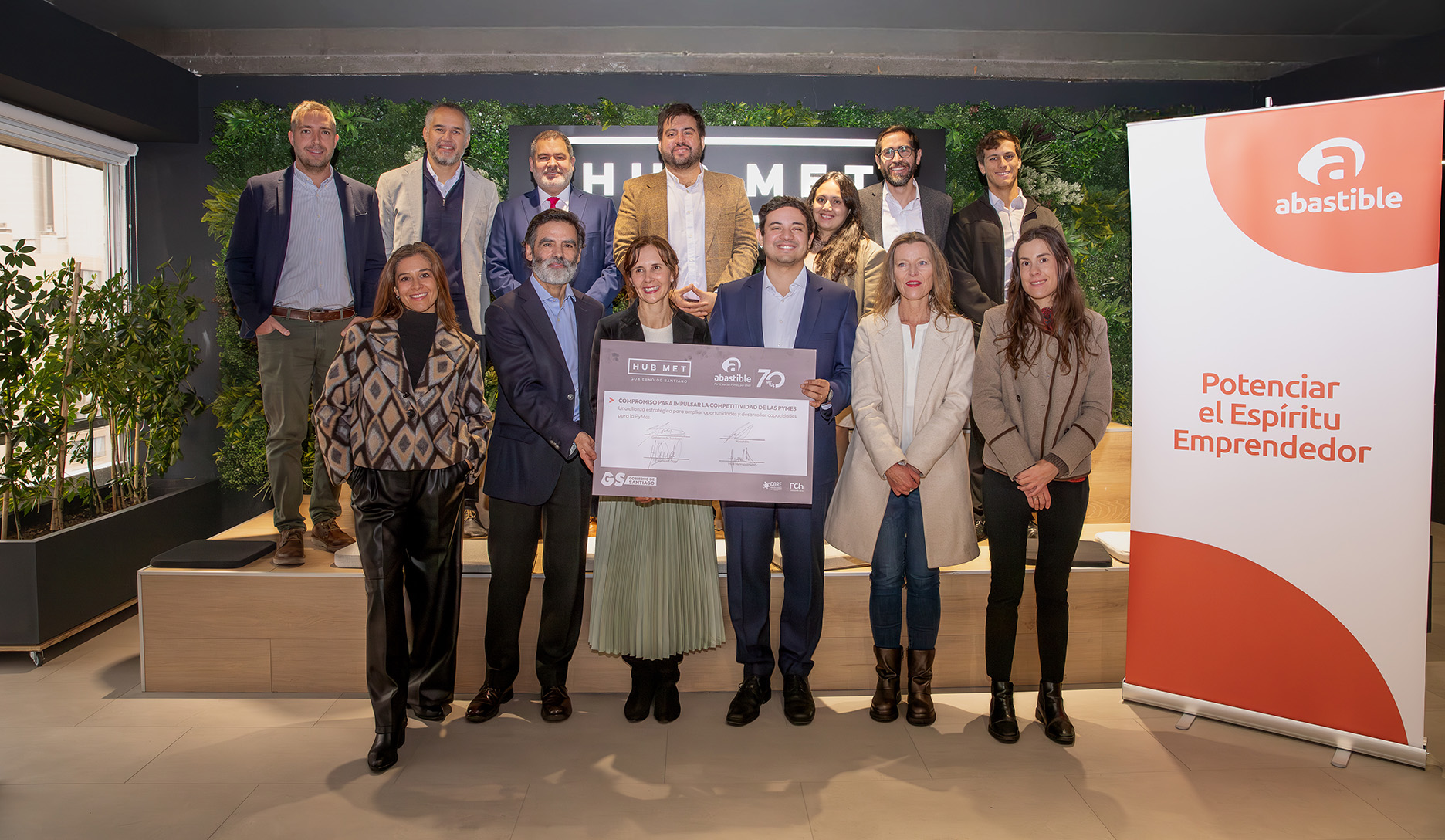 Abastible y Hub Metropolitano firman alianza para impulsar encadenamiento productivo entre pymes y grandes empresas