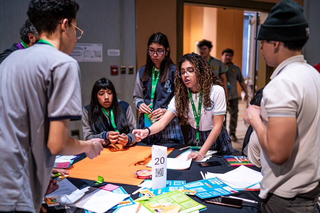 Estudiantes de liceos técnicos diseñan soluciones para la transición energética en bootcamp de eNOVA