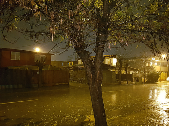 El octubre más lluvioso en Santiago no repara años de sequía: por qué seguimos en crisis hídrica